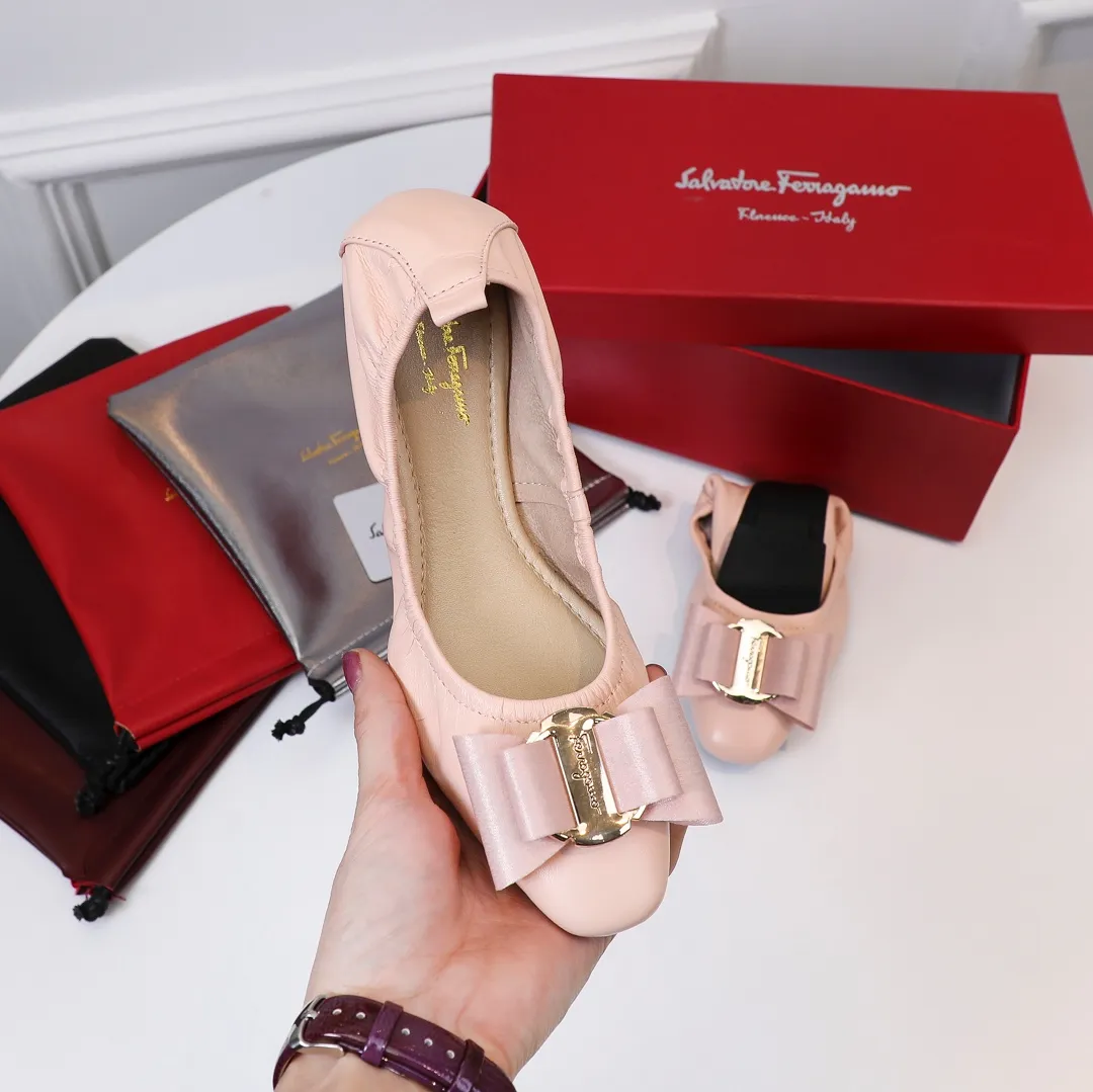 👟👟Ex-factory price 360👟👟 Early spring new style Salvatore Ferragamo hot style small square toe egg roll shoes [wit] 5mm high elastic latex, so soft you want to cry❗️The toe is equipped with Ferragamo's signature hardware butterfly🦋 buckle. Newly opened mold and upgraded outsole, 1cm heel is comfortable and not tiring. Upper: mixed sheepskin Inner pads: light goatskin (non-fading) Color: black, white, gun, red, burgundy, blue, pink Code number: 34-41